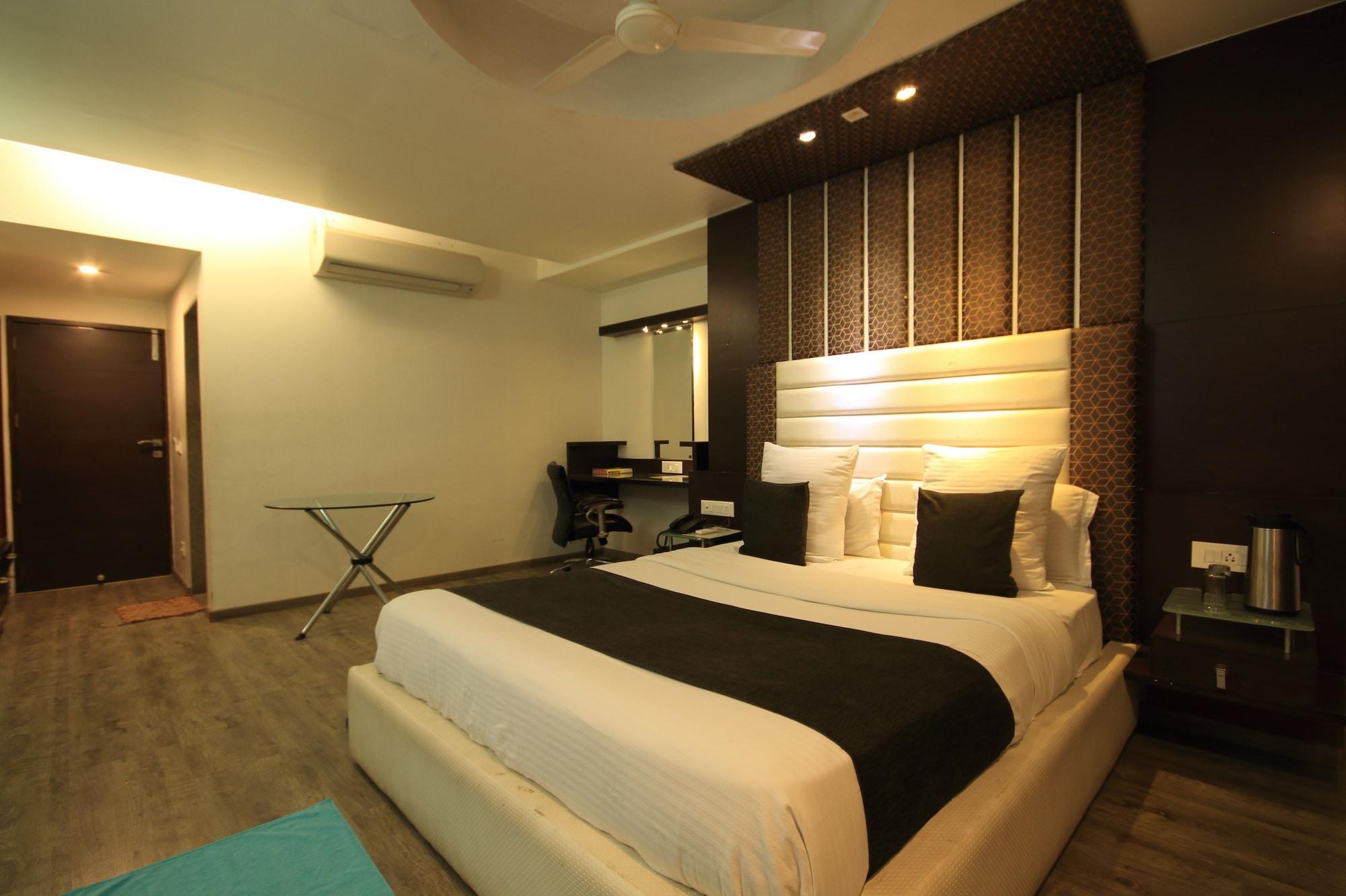 Fabhotel Kadamb Inn Ahmedabad Extérieur photo